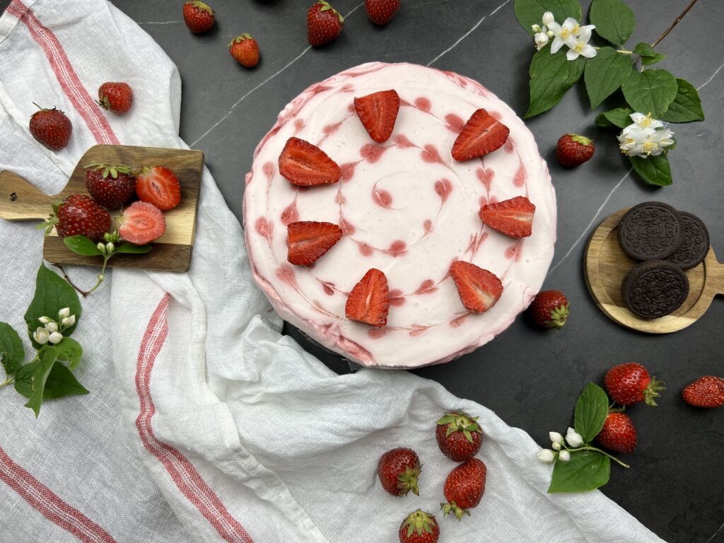 a decorated no-bake strawberry Oreo cheesecake